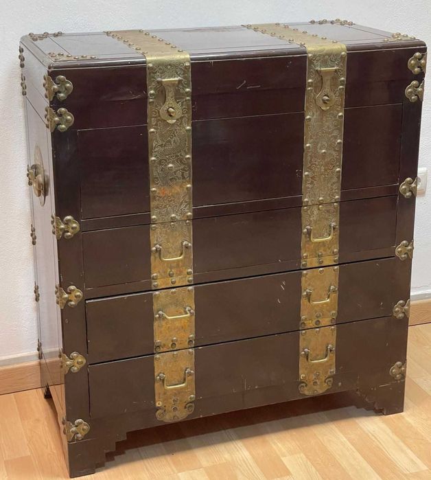 Comoda, antiguidade em madeira com ferragens em latão rendilhado,