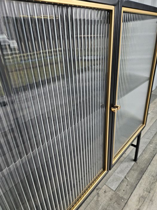 Czarna metalowa komoda złote ramki