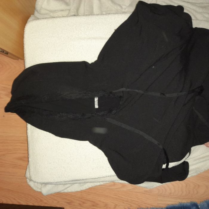 Vestido preto com capuz