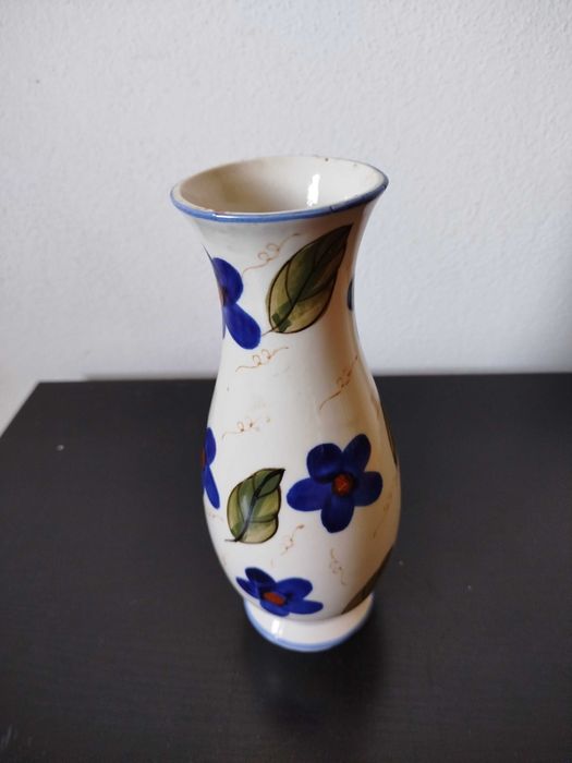 Uma jarra antiga com imagem de flores