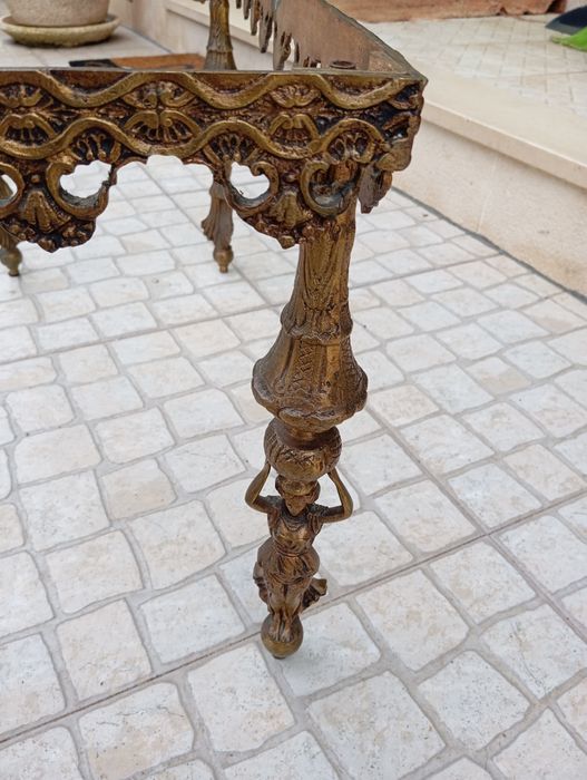 Mesa de sala em latão