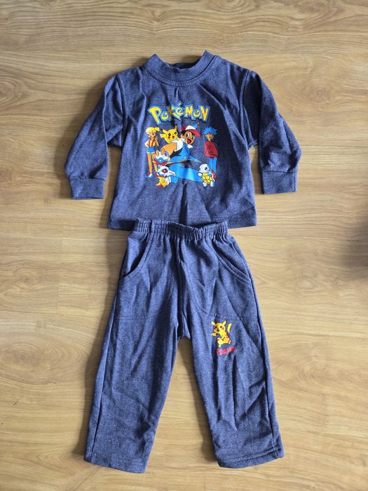 Paka ubrań w rozmiarze 92
Bluza i sweter z dinozaurami Next.
Dres z P