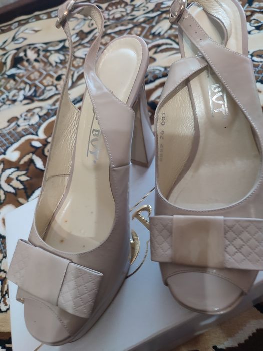 Нові босоніжки на каблуку