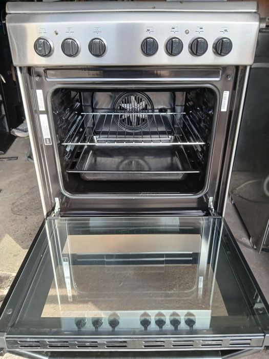 Vendo fogão eléctrico, vitrocerâmica,  Indesit. Em muito bom estado.