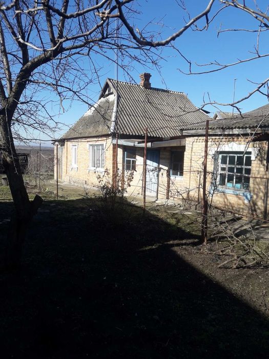 Продам дім біля річки.