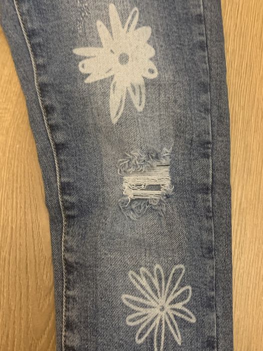 Niebieskie jeansy z dziuramu w kwiaty y2k vintage