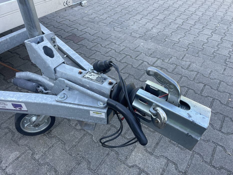 Przyczepa Humbaur do przewożenia motocykli, quadów lub małych samochodów typu Smart.