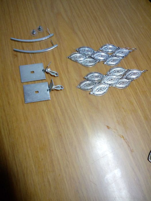 Conjunto de três pares de brincos prateados