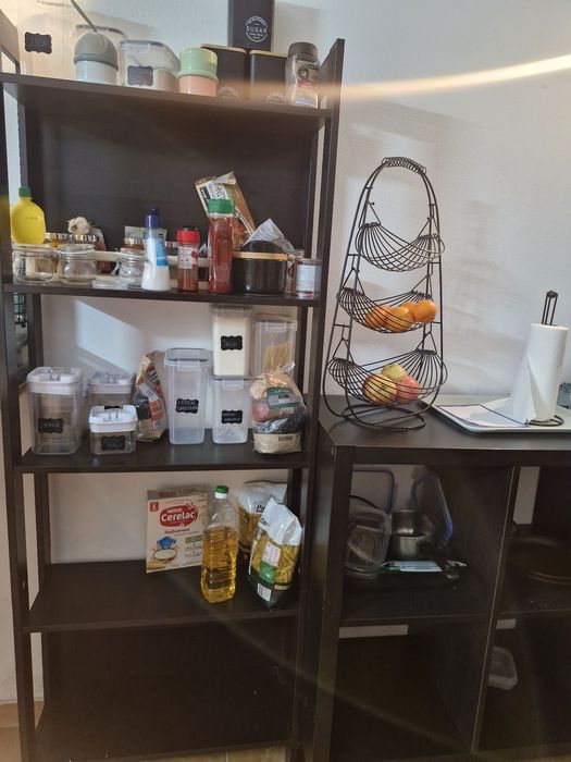 Estantes  de cozinha.