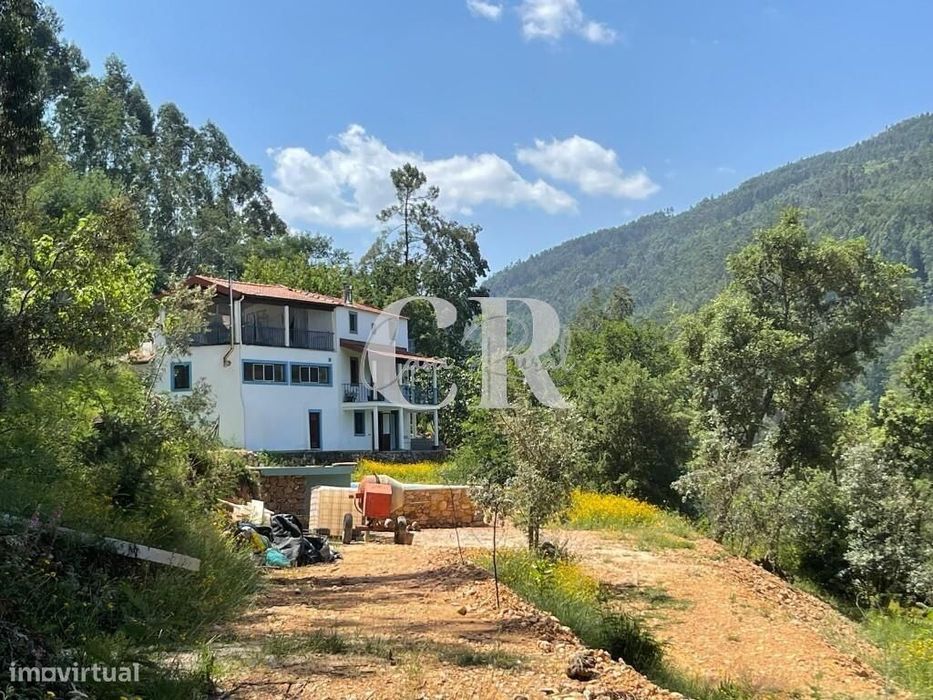 Quinta Isolada com Celeiro Convertido e Ruínas para Renovação perto de