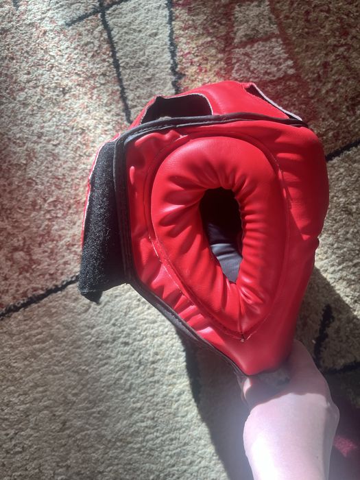 Шлем для занятий боксом.