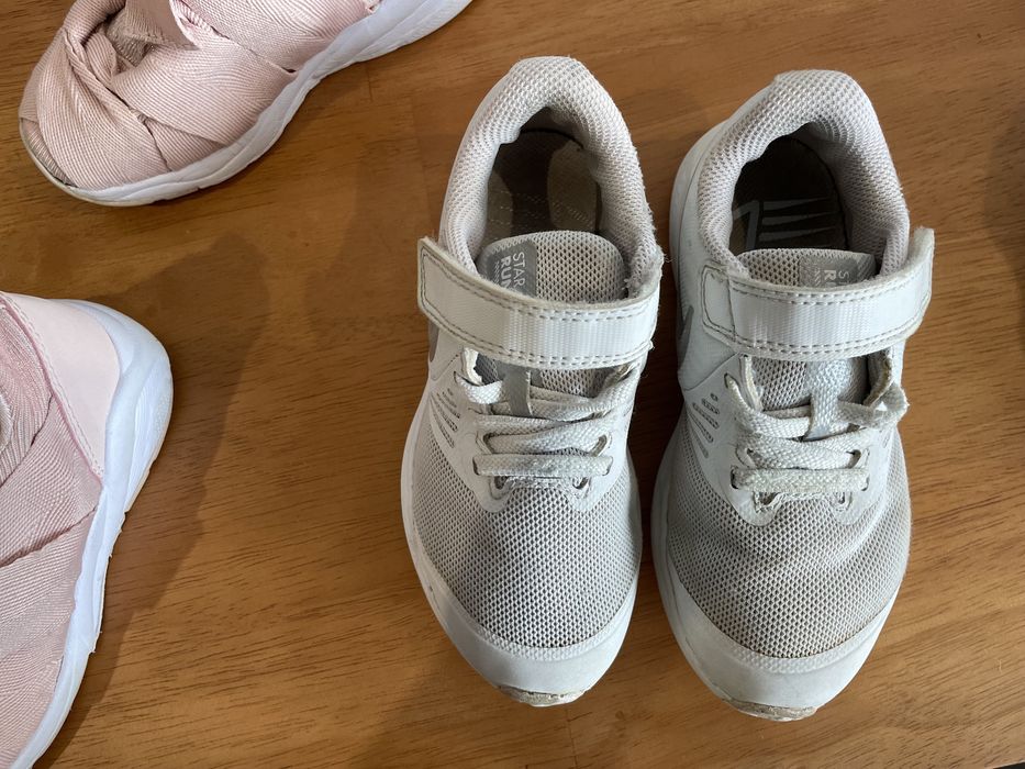 ténis rosa e branco ( marca nike)