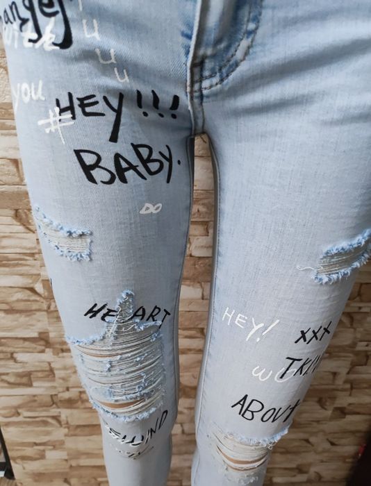 Spodnie rurki jasny jeans dziury napisy xs