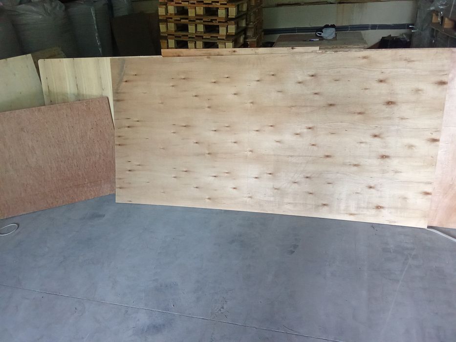 Фанера 2300 на 1100. Товщина від 0.4 до 1.5. йесть 1100 на 1100.