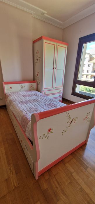 Cama e mesa de cabeceira em madeira maciça  com pintura manual.