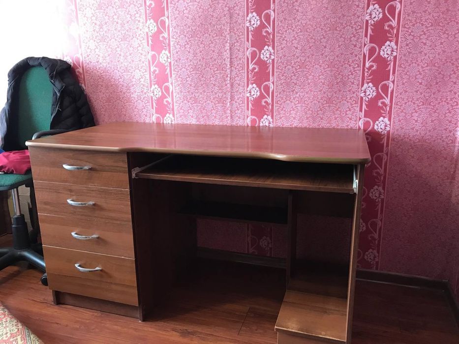 Компʼютерний стіл