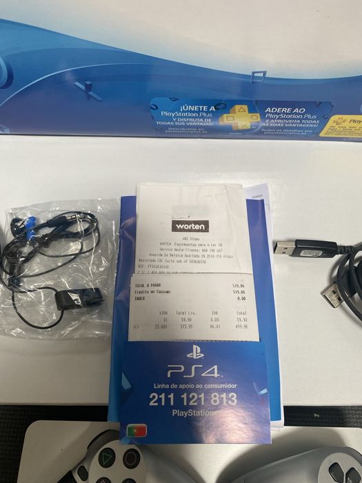 PS4 500GB  + 2 comandos + 1 Auscultador + 3 Jogos
