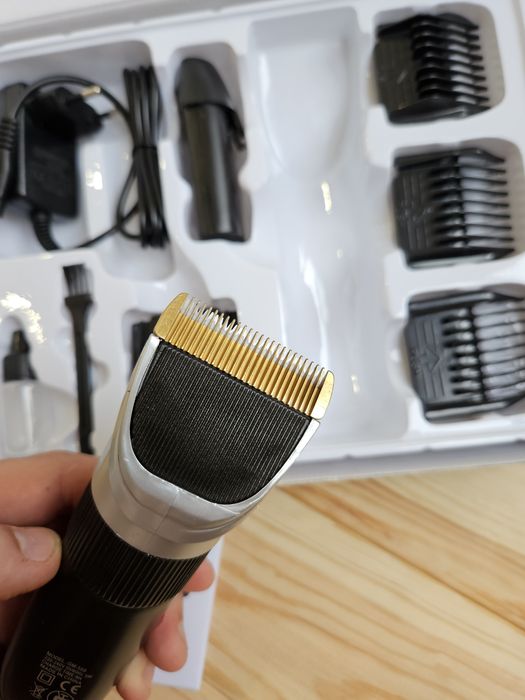 Машинка для стрижки волос с насадками ,Geemy gm 6001, gemei 550