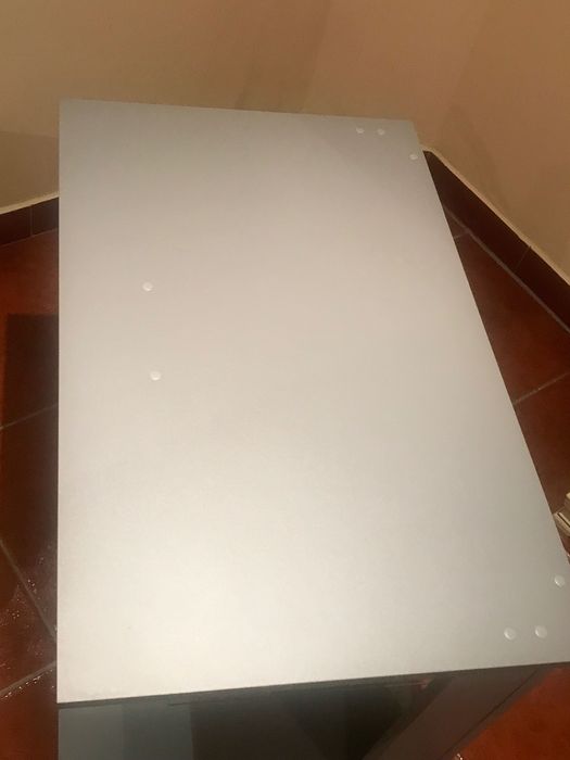 Móvel de TV cinzento com rodas