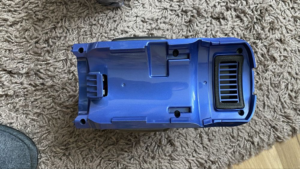 Dwa odkurzacze reczne.