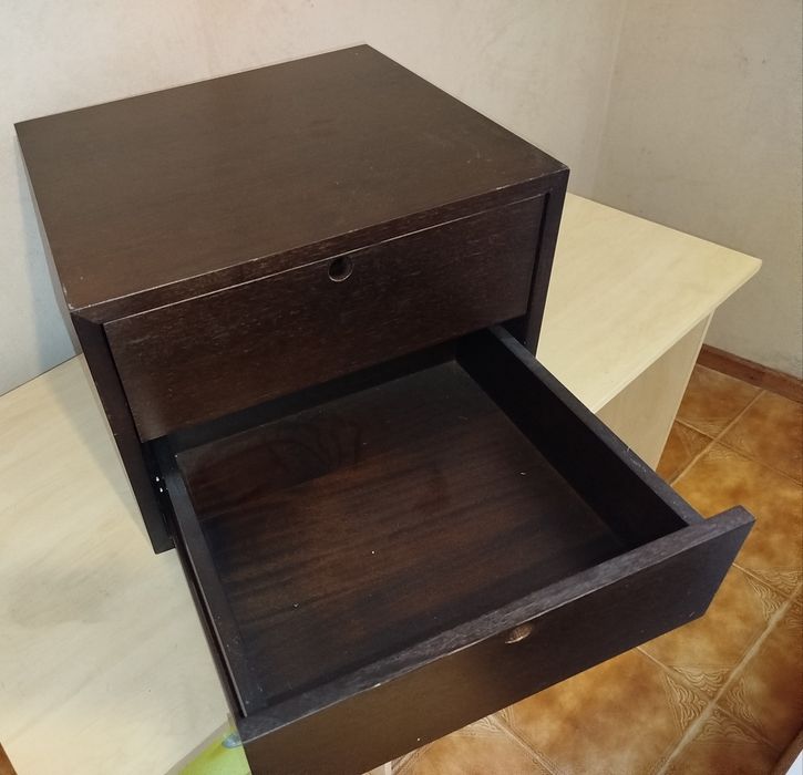 Mesa de cabeceira.