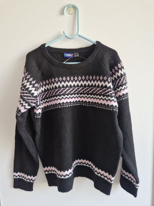Czarny sweter dziecięcy z wzorkami