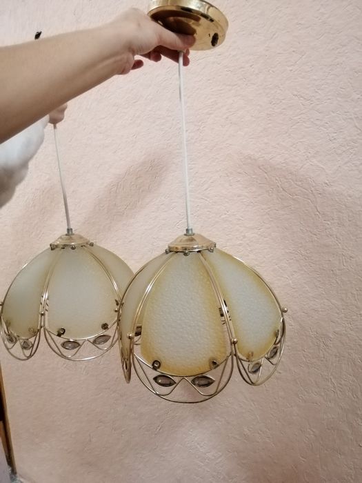 Люстра є 2 штуки