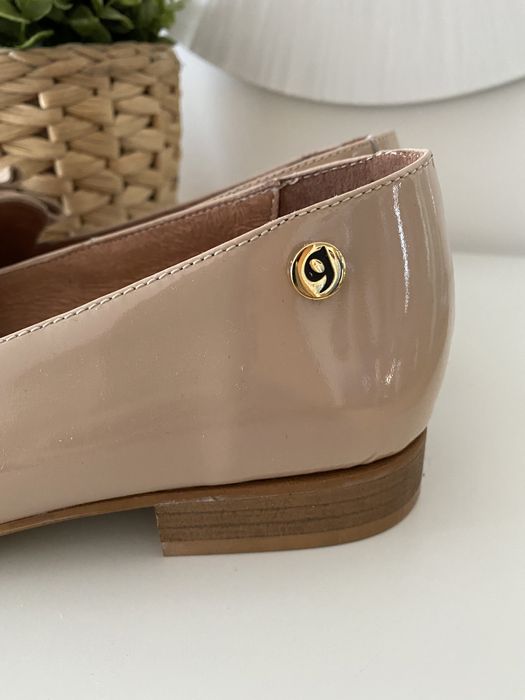 Sapatos rasos envernizados com laço Ginova