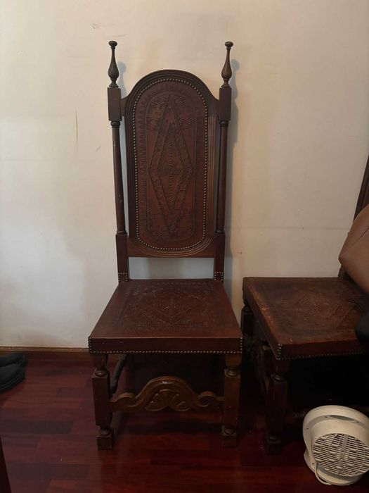 Cadeiras de madeira com detalhes
