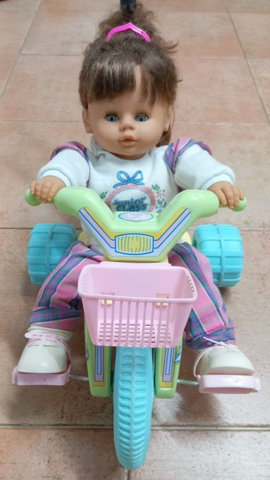 TRICICLO COM BONECA para criança brincar na rua,casa,quintal,jardim.