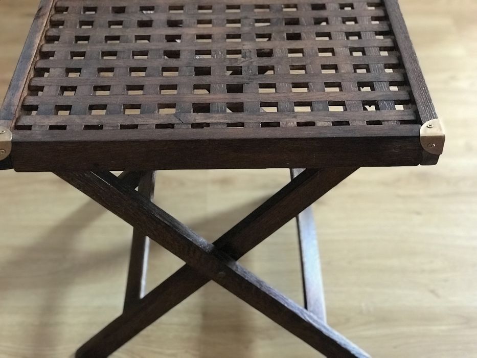 Cadeirao e mesa de jardim em madeira