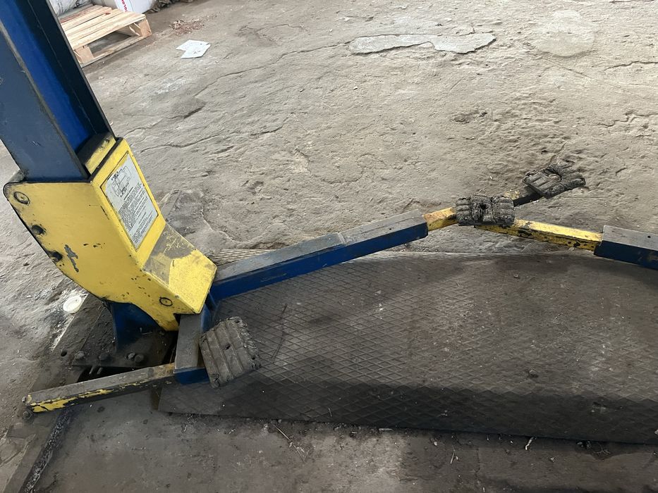 Продам автомобільний гвинтовий підйомник