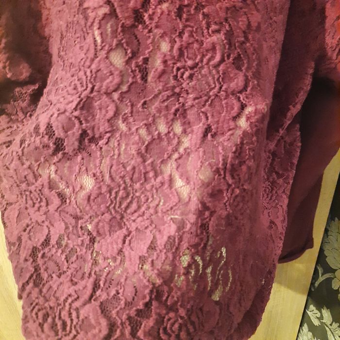Bordowa bluza z koronką