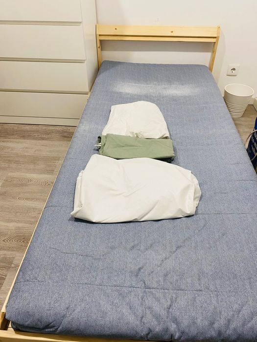 Cama de solteiro IKEA + colchão + proteção de colchão + lençol