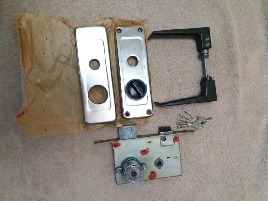 Замки врізні ,накладні та навісні