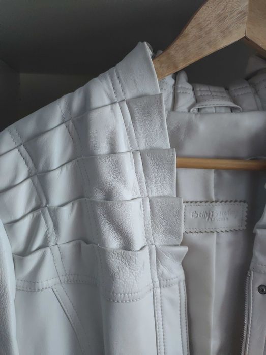 Blusão em pele, branco gelo da Betty Barclay. Bom estado geral