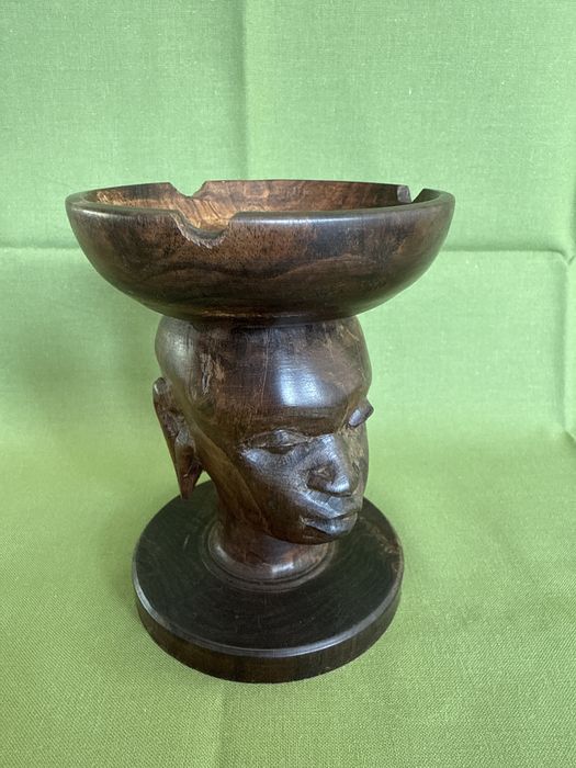 Cinzeiro/estatueta africano esculpido em madeira