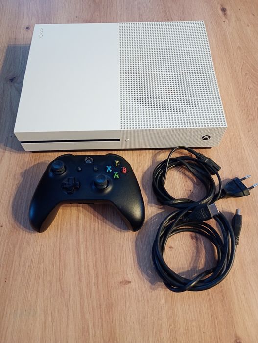 Xbox one s 1TB + pad + przewody