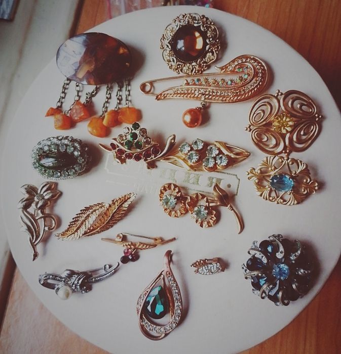 Продам броши винтажние и кулон.