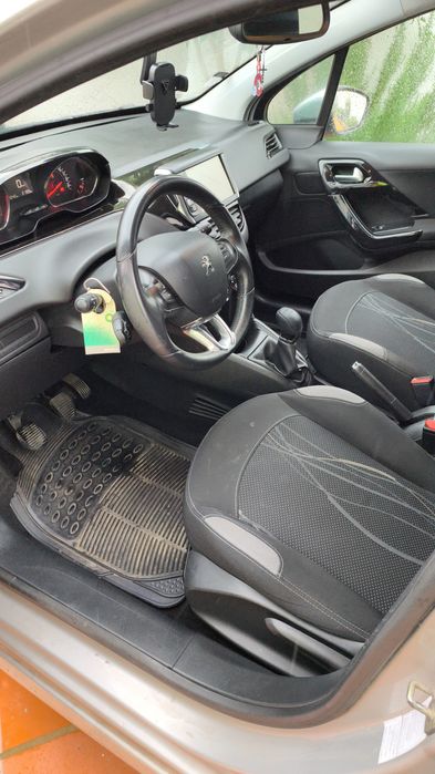 Peugeot 208 como novo