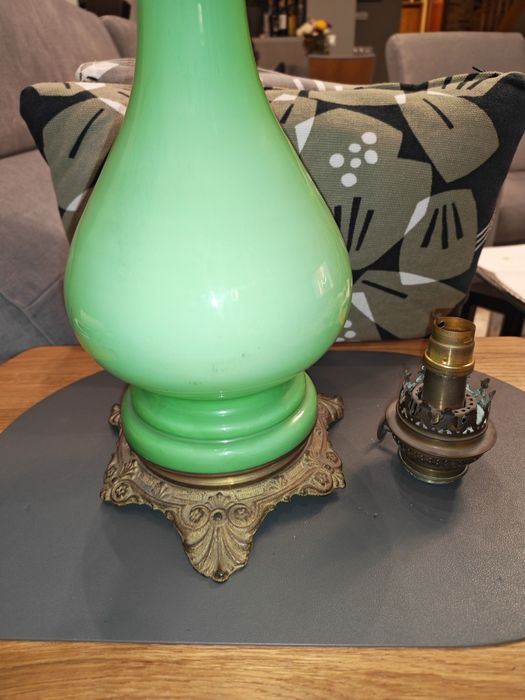 Lampa naftowa ze szkła opalowego