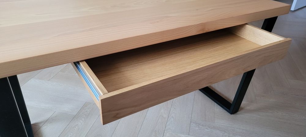 Stół drewniany do salonu lub jadalni loft