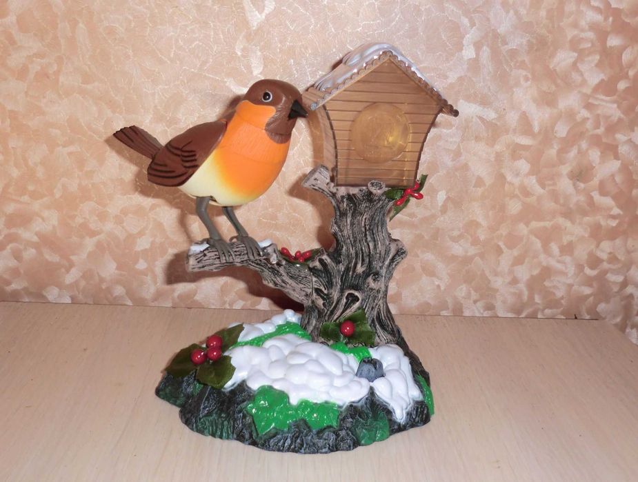 Игрушка "Поющий снегирь"машет крыльями, дом светится разными огнями