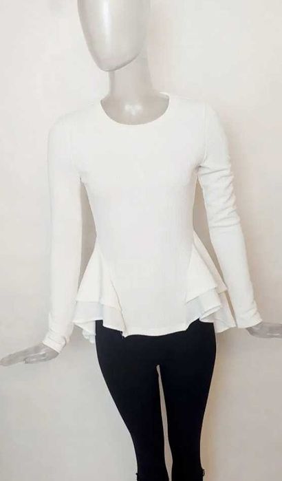 Kremowa elegancja bluzka z falbankami