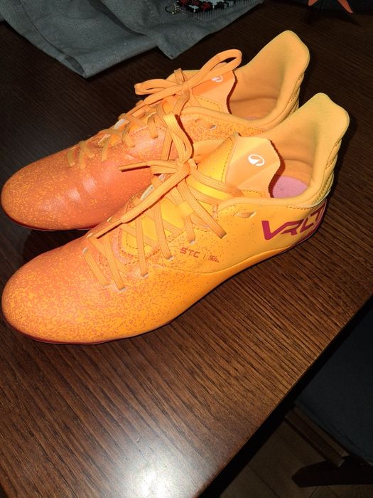 Chuteiras 42 totalmente novas,  usadas uma vez,  não me servem.