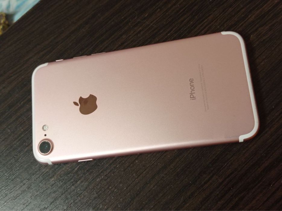 Продам iPhone 7
