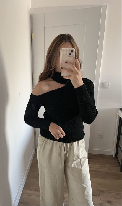 Czarny sweter odkryte ramie