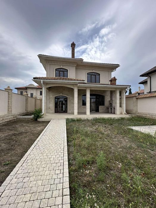 Прекрасный дом в Совиньоне, внутри от строителей