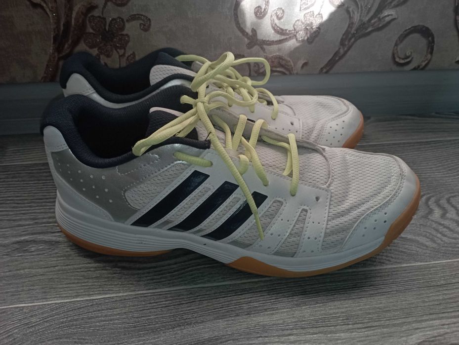 Противоскользящие кроссовки Adidas Ligra 3