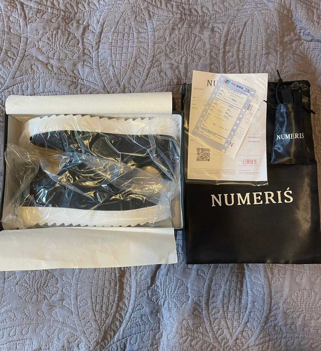 Numeris pretas com detalhes à frente